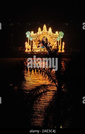 Eine beleuchtete float wirft seine Reflexion über den Tonle Sap Fluss während der Kambodschanischen Water Festival, Phnom Penh, Kambodscha. © kraig Lieb Stockfoto