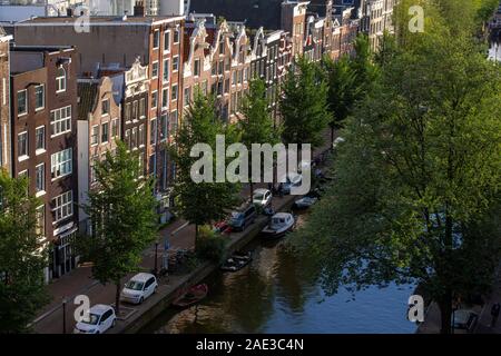 Oudezijds Voorburgwal, Amsterdam, Niederlande - 2 September, 2015: Hohe Betrachtungswinkel auf dem berühmten Canal mit ihren historischen Gebäuden Stockfoto