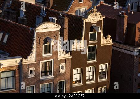 Amsterdam, Niederlande - 2 September, 2015: Hohe Betrachtungswinkel und an den Fassaden der 2 historischen holländischen Giebelhäuser. Stockfoto