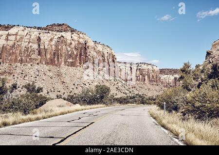 Felsformationen durch eine Straße im Canyonlands National Park, Farbe Tonen angewendet, Utah, USA. Stockfoto