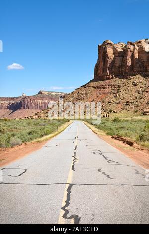 Felsformationen durch eine Straße im Canyonlands National Park, Utah, USA. Stockfoto