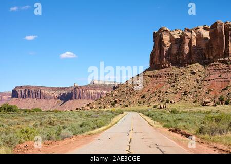 Felsformationen durch eine Straße im Canyonlands National Park, Utah, USA. Stockfoto