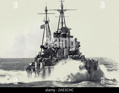 Britische Ajax leichter Kreuzer HMS (Ajax) auf See in der Nähe von Tobruk. Mittelmeer. November 1941 Stockfoto