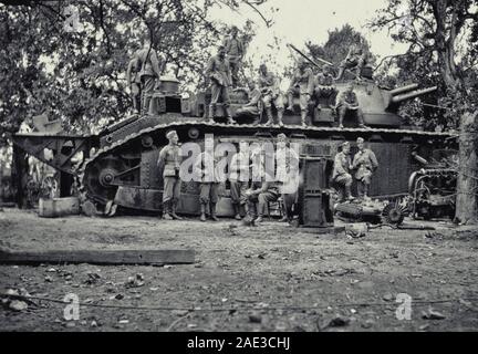 Deutsche Soldaten vor dem Hintergrund der erfassten Französische riesigen Tank Char 2C Nr. 95 Touraine posieren. Frankreich, 1940 Char 2C - die größte serielle Tank Stockfoto