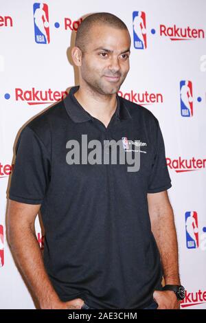 Tokio, Japan. 6. Dezember, 2019. Französisch-amerikanische ehemaliger professioneller Basketballspieler Tony Parker stellt für die Kameras, während nach der Teilnahme an einer Talkshow in Harajuku. Parker, vier Mal Meister mit den San Antonio Spurs, ist in Japan zum ersten Mal eine fördernde Besuch für die NBA zu besuchen. Credit: Rodrigo Reyes Marin/ZUMA Draht/Alamy leben Nachrichten Stockfoto