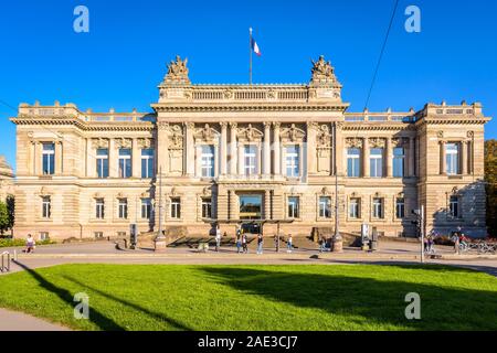 Vorderansicht des Nationaltheaters von Straßburg, ein im Stil der Neorenaissance Palast unter dem Deutschen Reich gebaut, und die Leute an der Haltestelle wartet. Stockfoto