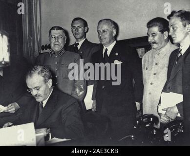 Volkskommissar, Minister für auswärtige Angelegenheiten der UDSSR Wjatscheslaw Molotow Zeichen einen Nichtangriffspakt zwischen Deutschland und der Sowjetunion. Augu Stockfoto