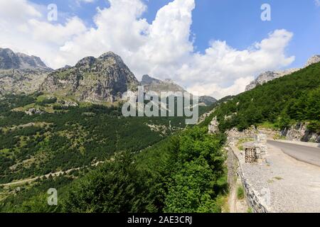 Fruchtbare Landschaft in den Dinarischen Alpen mit grünen Wäldern auf dem Weg von shkodar in Albanien theth Stockfoto