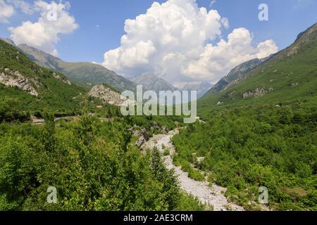 Fruchtbare Landschaft in den Dinarischen Alpen mit grünen Wäldern auf dem Weg von shkodar in Albanien theth Stockfoto