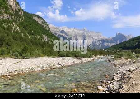 Tal von Theth mit einem Fluss in den Dinarischen Alpen in Albanien Stockfoto