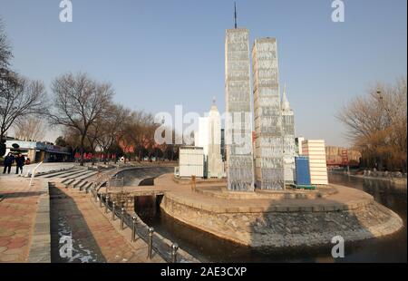 Peking, China. 06 Dez, 2019. Chinesische Touristen vorbei eine kleine Skyline von Manhattan in der Nordamerikanischen Abschnitt des World Park in Peking am Freitag, 6. Dezember 2019. China am Freitag sagte, er hatte Sie ciprocal" Maßnahmen gegen den US-Diplomaten in China, bestellen Sie das Auswärtige Amt vor dem Treffen mit lokalen Beamten - ein "Gegenmaßnahme" zu Washingtons Entscheidung im Oktober chinesische Diplomaten zu beschränken, zu benachrichtigen. Foto von Stephen Rasierer/UPI Quelle: UPI/Alamy leben Nachrichten Stockfoto