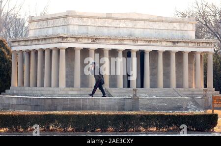 Peking, China. 06 Dez, 2019. Ein chinesischer Tourist erforscht eine kleine Lincoln Memorial in der Nordamerikanischen Abschnitt des World Park in Peking am Freitag, 6. Dezember 2019. China am Freitag sagte, er hatte Sie ciprocal" Maßnahmen gegen den US-Diplomaten in China, bestellen Sie das Auswärtige Amt vor dem Treffen mit lokalen Beamten - ein "Gegenmaßnahme" zu Washingtons Entscheidung im Oktober chinesische Diplomaten zu beschränken, zu benachrichtigen. Foto von Stephen Rasierer/UPI Quelle: UPI/Alamy leben Nachrichten Stockfoto