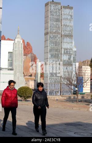 Peking, China. 06 Dez, 2019. Chinesische Touristen vorbei eine kleine Skyline von Manhattan in der Nordamerikanischen Abschnitt des World Park in Peking am Freitag, 6. Dezember 2019. China am Freitag sagte, er hatte Sie ciprocal" Maßnahmen gegen den US-Diplomaten in China, bestellen Sie das Auswärtige Amt vor dem Treffen mit lokalen Beamten - ein "Gegenmaßnahme" zu Washingtons Entscheidung im Oktober chinesische Diplomaten zu beschränken, zu benachrichtigen. Foto von Stephen Rasierer/UPI Quelle: UPI/Alamy leben Nachrichten Stockfoto