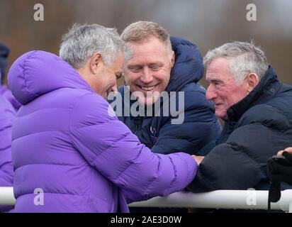 Hotspur Weg, UK. 06 Dez, 2019. Sporen erste Team Manager Jose Mourinho Gespräche mit ehemaligen Manager David Falte in der Premier League 2 Übereinstimmung zwischen den Tottenham Hotspur U 23 und U 23 in Liverpool Tottenham Hotspur Training Ground, Hotspur Weg, England am 6. Dezember 2019. Foto von Andy Rowland. Credit: PRiME Media Images/Alamy leben Nachrichten Stockfoto