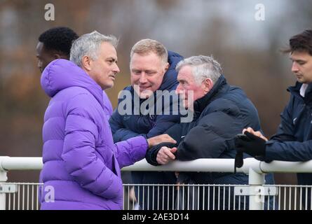 Hotspur Weg, UK. 06 Dez, 2019. Sporen erste Team Manager Jose Mourinho Gespräche mit ehemaligen Manager David Falte in der Premier League 2 Übereinstimmung zwischen den Tottenham Hotspur U 23 und U 23 in Liverpool Tottenham Hotspur Training Ground, Hotspur Weg, England am 6. Dezember 2019. Foto von Andy Rowland. Credit: PRiME Media Images/Alamy leben Nachrichten Stockfoto