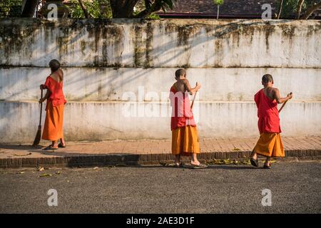 Manks putzen die Straße in Luang Prabang, Laos, Asien. Stockfoto