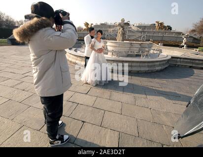 Peking, China. 06 Dez, 2019. Ein Chinesisches paar Posen für Western- Fotos Hochzeit am World Park in Peking am Freitag, 6. Dezember 2019. International - themed Parks haben Touristen geworden und Hochzeit - Foto Zielen in ganz China als das Land weiterhin bis zu der westlichen Welt zu öffnen. Foto von Stephen Rasierer/UPI Quelle: UPI/Alamy leben Nachrichten Stockfoto