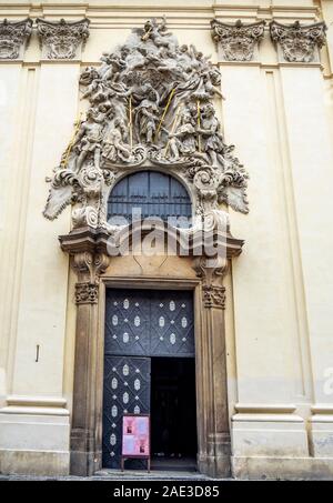 Dekorative und verzierten Stein Skulptur an der Wand über dem Eingang zum basillica von St James in Prag in der Tschechischen Republik. Stockfoto