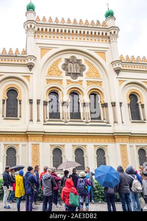 Touristen auf einem Rundgang vor der Spanischen Synagoge im jüdischen Viertel von Josefov Altstadt in Prag in der Tschechischen Republik. Stockfoto