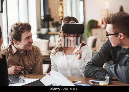 Die Beschreibung der Eindrücke. Spaß im Büro. Freundliche Mitarbeiter herum spielen und Erfolge feiern Stockfoto