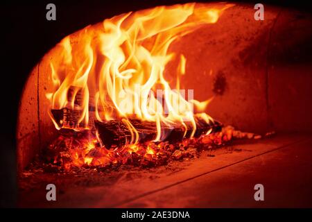 Feuer im Ofen. Nahaufnahme von Holz in Flammen Stockfoto