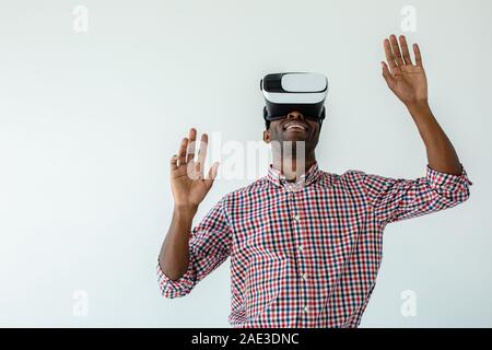 Lächelnd afro-amerikanische Mann mit VR-Gadget Stockfoto