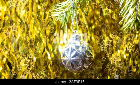 Weihnachten Hintergrund. Silver Christmas Ball auf gold glitzer Hintergrund. Frohes neues Jahr Gold Farbe Stockfoto