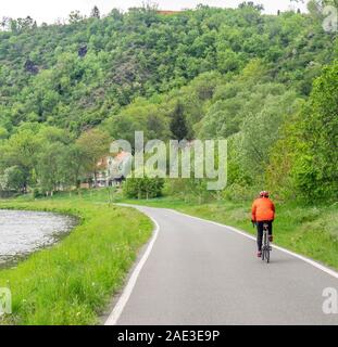 Frau Reisenden auf einem Fahrrad auf cycleway Moldau Radweg Eurovelo Route 7 entlang der Moldau zwischen Prag und Melnik Tschechische Republik. Stockfoto