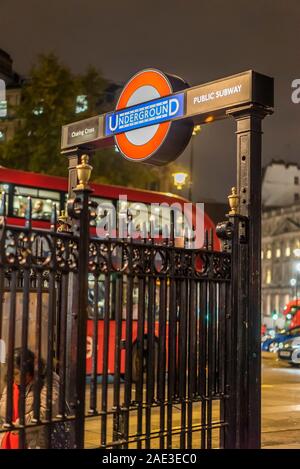 Der Londoner City bei Nacht. Londoner U-Zeichen, Geländer am Eingang zur Charing Cross Station auf dem Trafalgar Square, Central London UK, erleuchtet von Lampe. Stockfoto