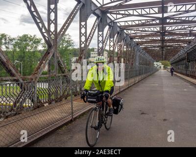 Radfahrer Fahrrad auf cycleway Eurovelo route 7 Überquerung des Flusses Vltava Weir Bridge Miřejovice Sperren zwischen Prag und Melnik Tschechische Republik. Stockfoto