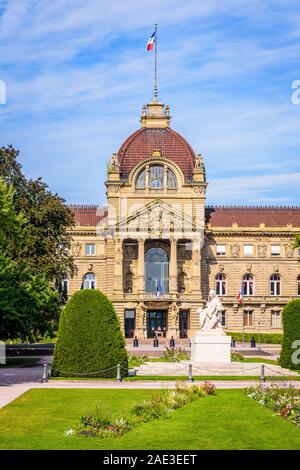 Der Palais du Rhin (Palast des Rheins) im Rahmen des Deutschen Reiches erbaut, mit Blick auf den Place de la Republique und dem Kriegerdenkmal. Stockfoto