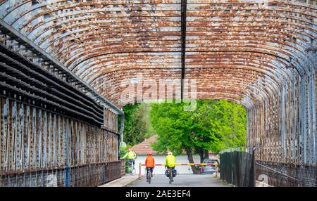 Radfahrer auf dem Fahrrad über cycleway Eurovelo route 7 Überquerung des Flusses Vltava Weir Bridge Miřejovice Sperren zwischen Prag und Melnik Tschechische Republik. Stockfoto