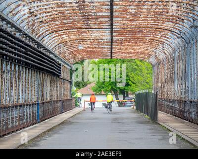 Radfahrer auf dem Fahrrad über cycleway Eurovelo route 7 Überquerung des Flusses Vltava Weir Bridge Miřejovice Sperren zwischen Prag und Melnik Tschechische Republik. Stockfoto