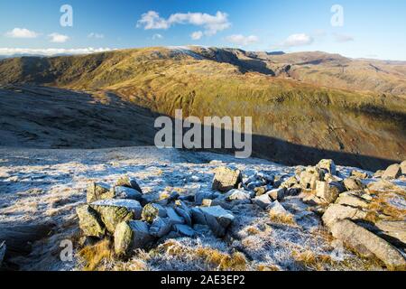 Auf der Suche nach Helvellyn aus roten Geröllhalden im Lake District in Großbritannien, mit einem harten Frost. Stockfoto