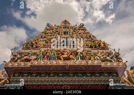 Details der Dekoration auf dem Dach des Sri Mariamman Hindu-Tempel, Singapur Stockfoto