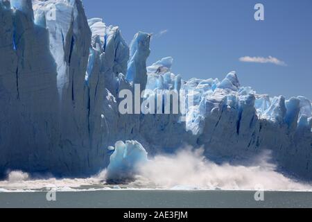 Eis Kalben von der Endstation der Gletscher Perito Moreno im Nationalpark Los Glaciares in Patagonien im Südwesten der Provinz Santa Cruz, Argent Stockfoto