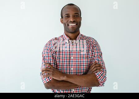 Freudige afro-amerikanische Mann mit gefalteten Händen Stockfoto