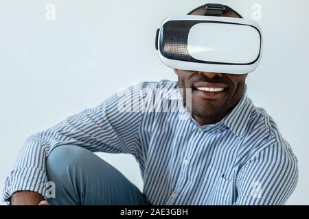 Porträt der freundliche Mann mit VR-Brille Stockfoto