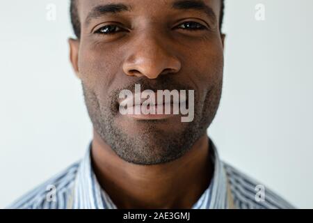 Zuversichtlich afro americn Mann stand vor weißem Hintergrund Stockfoto