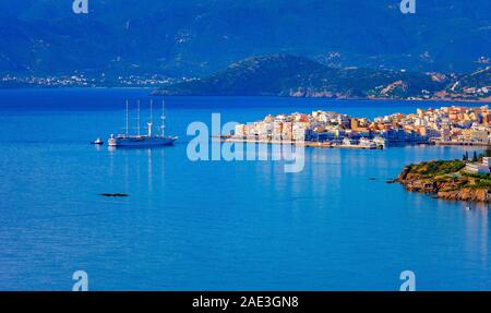 Vier dreimaster Passagier Segelboot in der Bucht von Mirabello, vor der Küste von Agios Nikolaos, Kreta, Griechenland Stockfoto