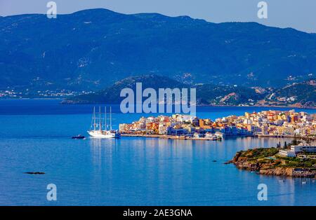 Vier dreimaster Passagier Segelboot in der Bucht von Mirabello, vor der Küste von Agios Nikolaos, Kreta, Griechenland Stockfoto