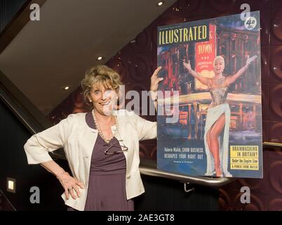 Talk der Stadt tanzenden Mädchen Valerie Walsh feiern ein Wiedersehen im Hippodrome im West End, London. Stockfoto