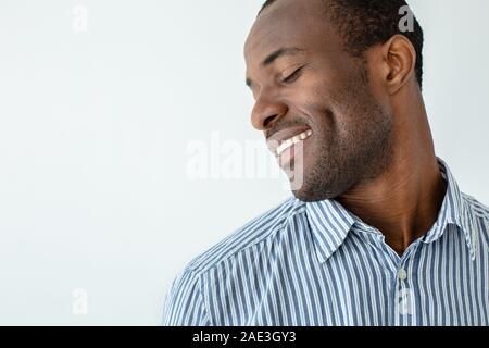 Happy afro-amerikanische Mann lächelnd Stockfoto