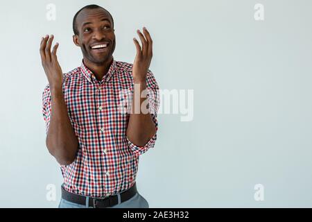 Fröhliche afro-amerikanische Mann Gefühl begeistert Stockfoto