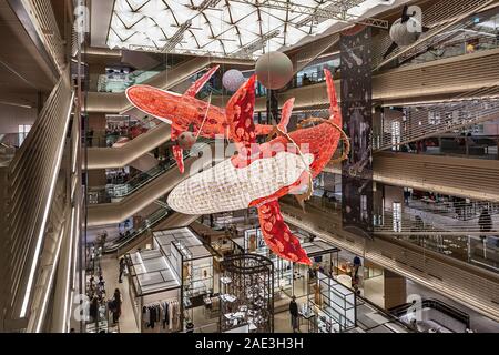 Ginza sechs Atrium in Tokio mit Blitz Wal kunst Installation von finnischen Künstlers Klaus Haapaniemi. Stockfoto