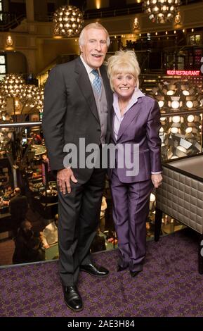 Sir Bruce Forsythe und Dame Barbara Windsor tanzen im Gespräch der Stadt reunion halten am ursprünglichen Aufstellungsort jetzt das Hippodrom casino in London. Stockfoto