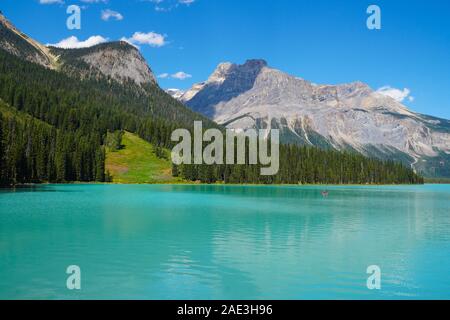 Im Sommer ist der perfekte Zeitpunkt, um in der Schönheit der Moraine Lake, Banff National Park zu spielen. Stockfoto