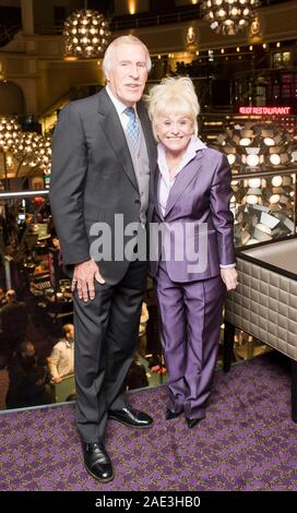 Sir Bruce Forsythe und Dame Barbara Windsor tanzen im Gespräch der Stadt reunion halten am ursprünglichen Aufstellungsort jetzt das Hippodrom casino in London. Stockfoto