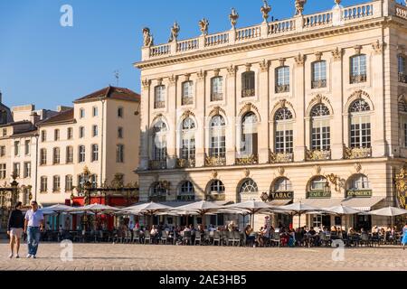 Nancy, Frankreich - 31. August 2019: Touristen und Einheimische sitzen in einem der Straßencafés am Hauptplatz Place Stanislas in Nancy, Lothringen Stockfoto