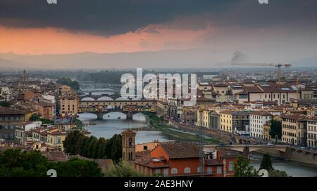 Panoramablick auf die Skyline von der historischen Stadt von Florenz in Italien von Michelangelo piazza kurz vor dem Sonnenuntergang. Stockfoto